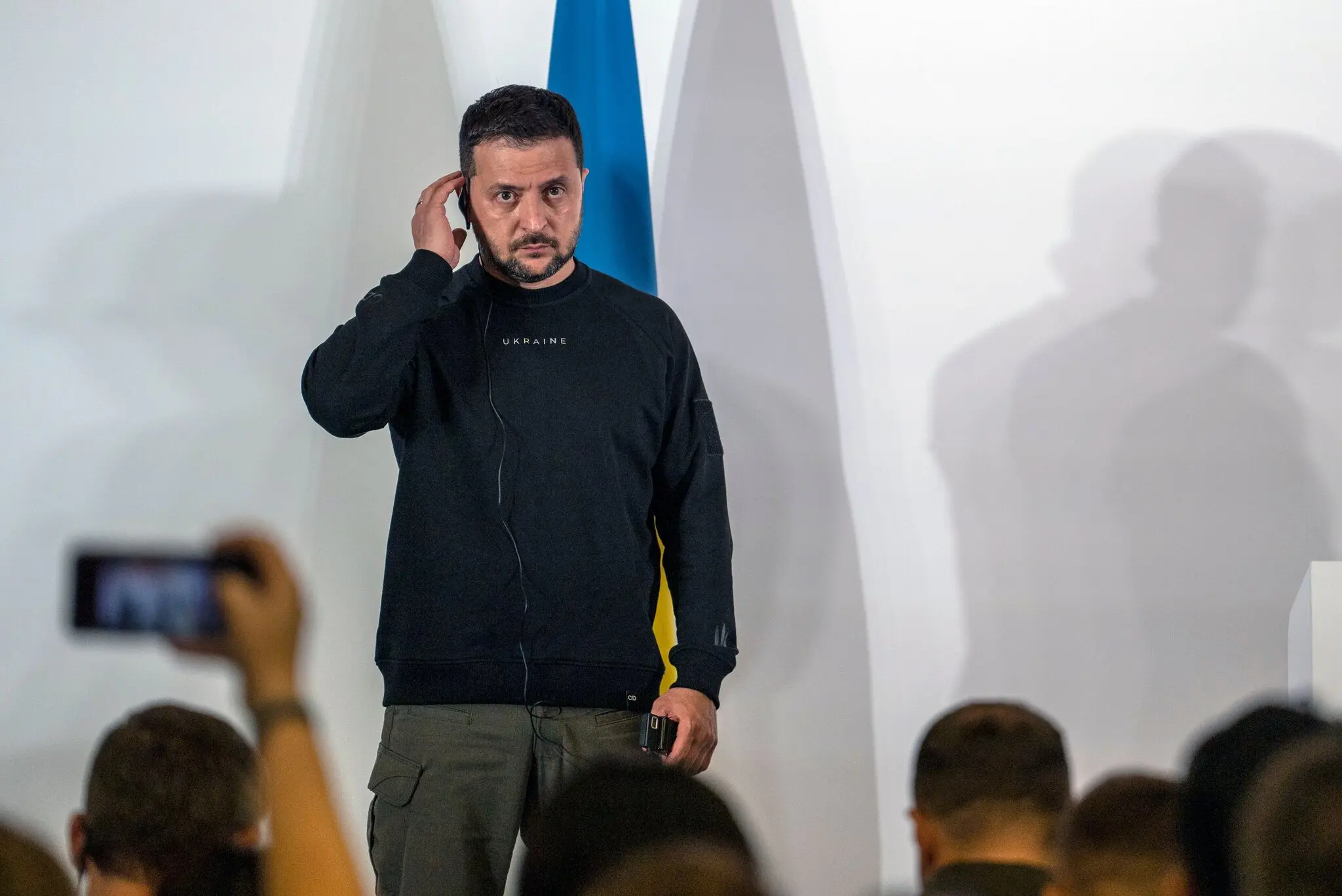 У день атаки безпілотника президент України Володимир Зеленський публічно заперечив відповідальність, заявивши, що Україна воює на власній території.
